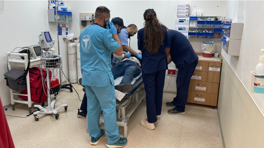 התמוטט בארוחה משפחתית, פונה למוקד – וניצל בנס ברגע האחרון